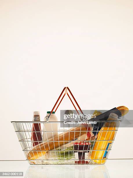groceries in shopping basket - cesta de compras - fotografias e filmes do acervo