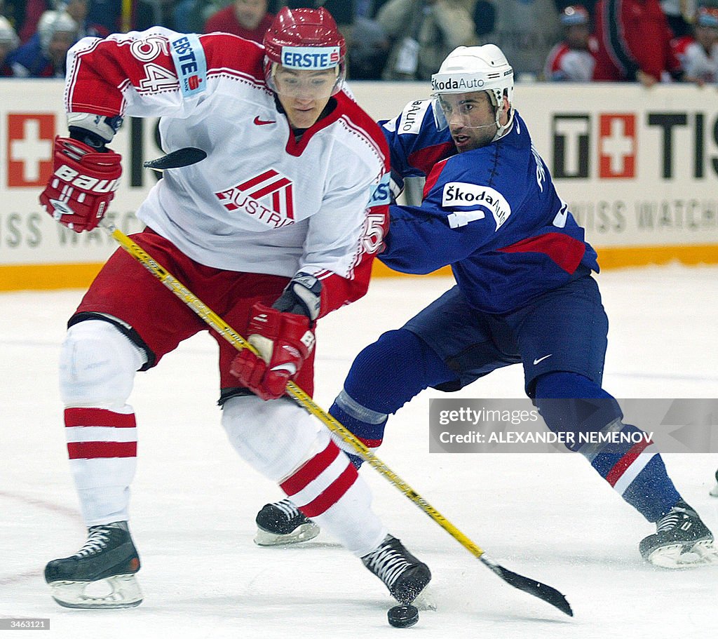 Austria's Raimund Davis (L) fights for t