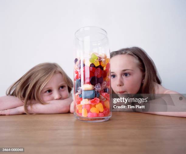 two girls selecting sweets - candies photos et images de collection