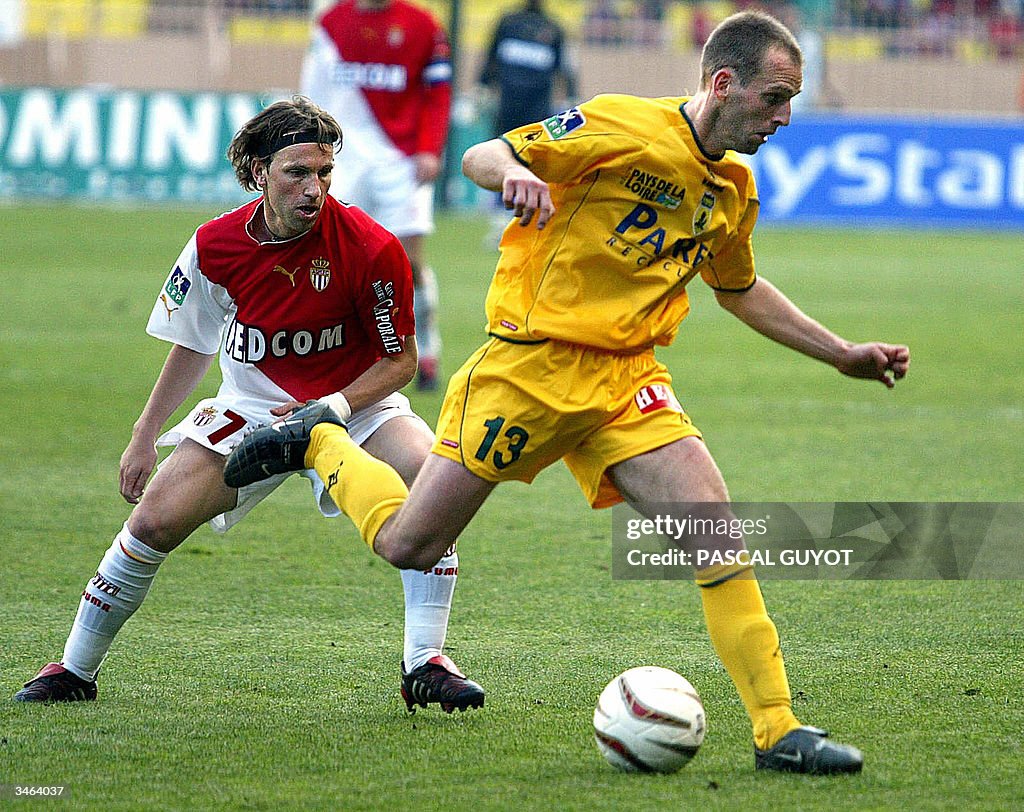 Nantes's midfielder Mathieu Berson (R) k
