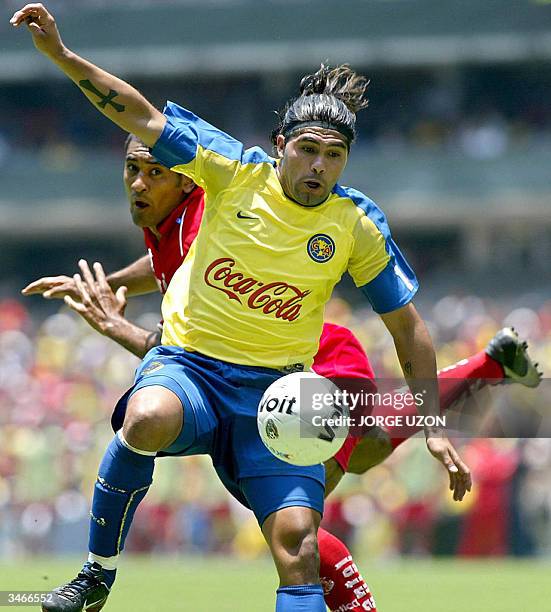 Reinaldo Navia deL America protege el balon ante la presion de Paulo Da Silva de Toluca en un partido valido por el Torneo de Clausura del futbol...