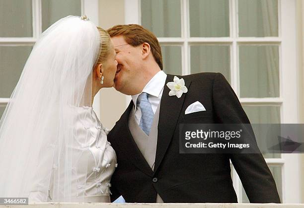 Dutch Queen Beatrix's second son, Prince Johan Friso and Mabel Wisse Smit kiss on the balcony of the Noordeinde Palace April 24, 2004 in The Hague,...