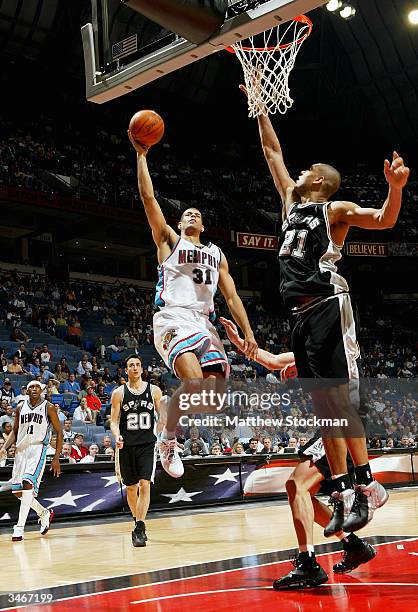 Shane Battier of the Memphis Grizzlies drives to the basket against Tim Duncan of the San Antonio Spurs during Game four of Western Conference...