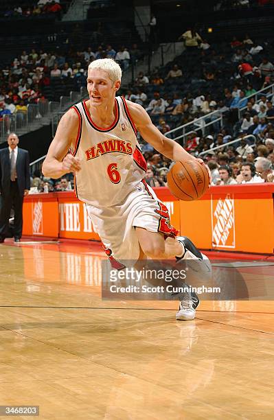 Travis Hansen of the Atlanta Hawks drives against the Philadelphia 76ers during the game at Philips Arena on April 6, 2004 in Atlanta, Georgia. The...