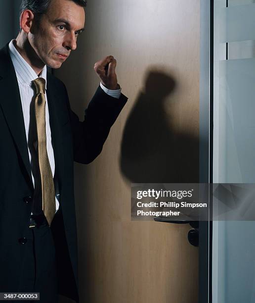 businessman knocking on door - knocking stockfoto's en -beelden