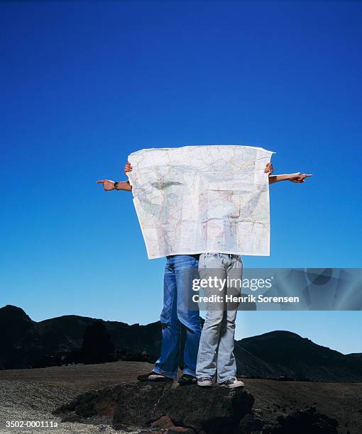 lost couple with road map - 迷路 個照片及圖片檔