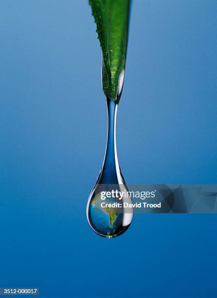 earth inside water droplet - desperdício de água imagens e fotografias de stock