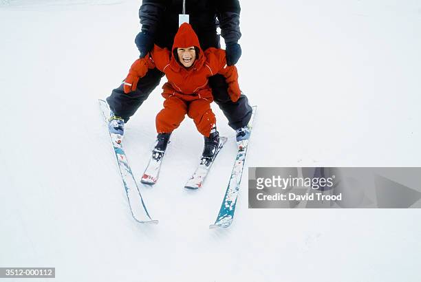 girl and mother on skis - ski pants stockfoto's en -beelden
