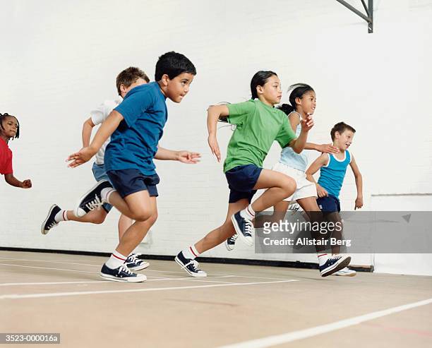 children running in gymnasium - somente crianças - fotografias e filmes do acervo