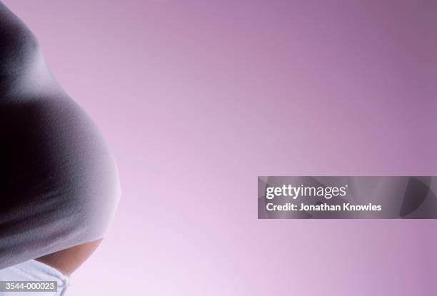 stomach of pregnant woman - pregnant belly stockfoto's en -beelden