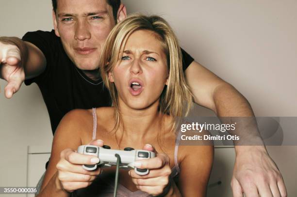 couple playing video game - joystick photos et images de collection