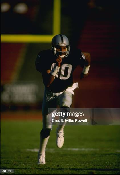 Wide receiver James Lofton of the Los Angeles Raiders in action during a game against the Atlanta Falcons at the Memorial Coliseum in Los Angeles,...