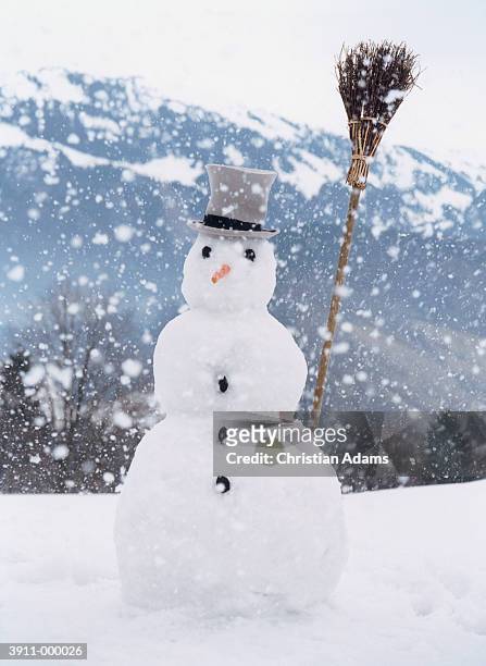 snowman - muñeco de nieve fotografías e imágenes de stock