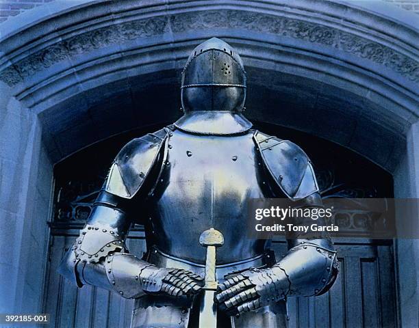 armor suit standing beneath gothic archway - chevalier photos et images de collection