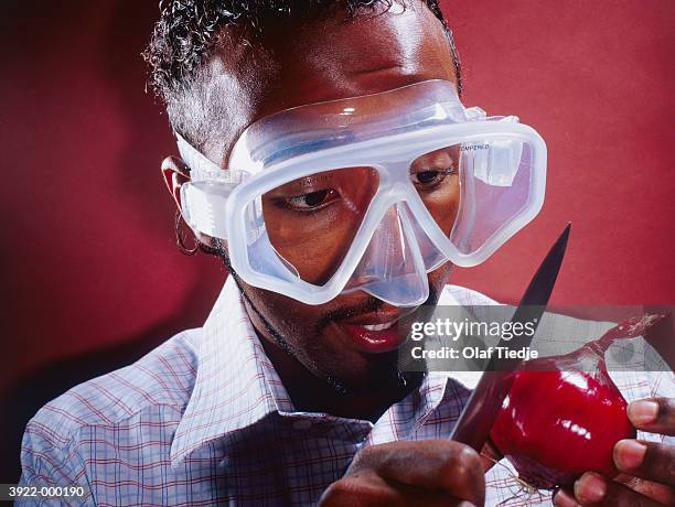 man wearing mask to cut onion - cutting red onion stock pictures, royalty-free photos & images