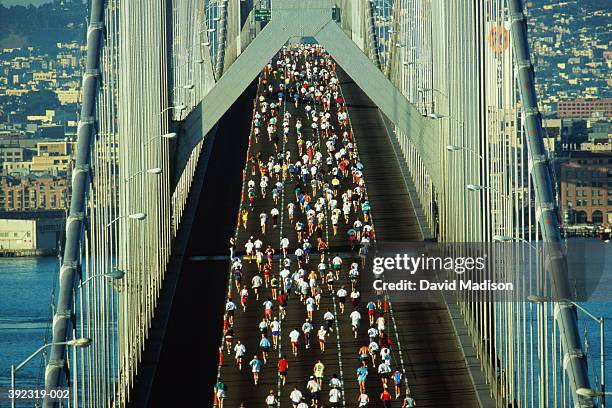 usa, california, san francisco, runners competing in bay bridge run - san francisco bay bridge 個照片及圖片檔