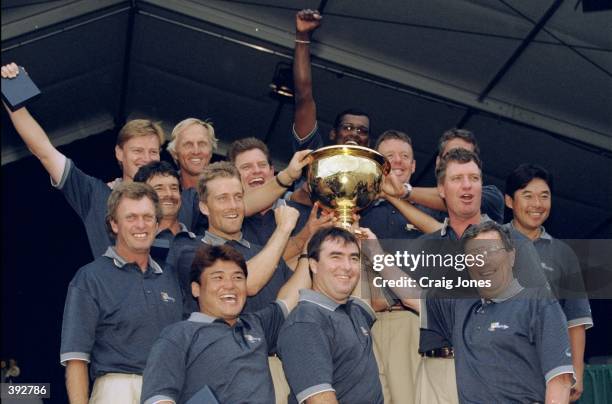 The International Team celebrate their win as they hold up the Presidents Cup Trophy after the 1998 Presidents Cup at the Royal Melbourne Golf Course...