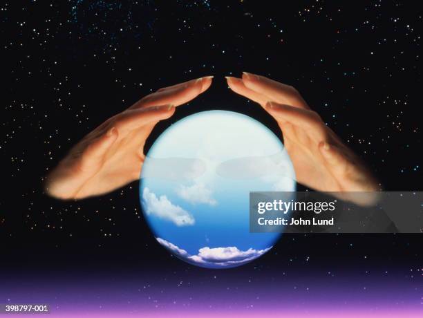 fortune tellers hands and crystal ball - waarzeggerij stockfoto's en -beelden