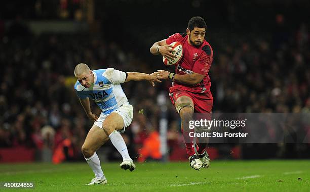 Wales player Toby Faletau makes a break during the International Match between Wales and Argentina at the Millennium Stadium on November 16, 2013 in...