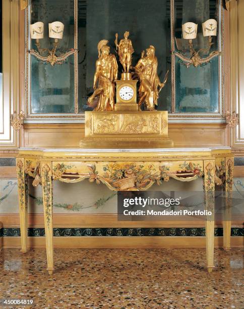 Wall table , by Venetian manufactury, 18th Century, carved, painted and lacquered wood, 90 x 160 x 70 cm.