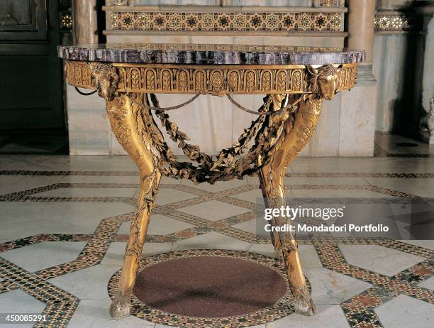 Table , by Neapolitan manufactury, 18th Century, carved and gilted wood.