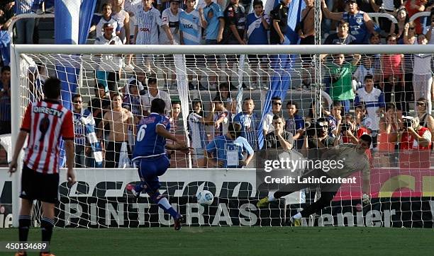 Jorge Curbello kicks a penalti during a match between Godoy Cruz and Estudiantes as part of Torneo Inicial at Mundialista Stadium on November 16,...