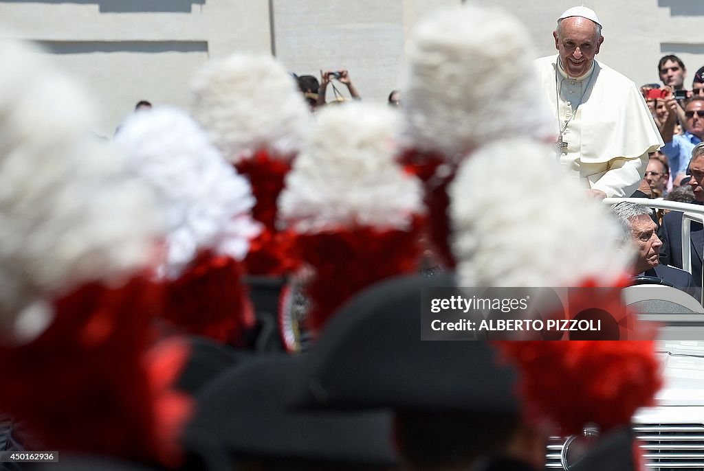 VATICAN-POPE-AUDIENCE-CARABINIERI