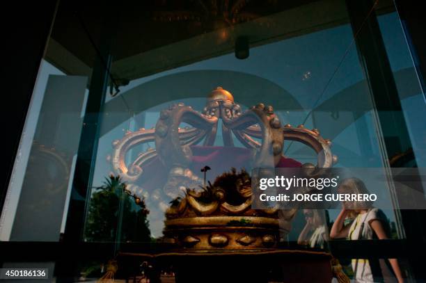 Picture taken on June 6, 2014 shows a crown during the exhibition "Los Reyes de Espana en Malaga. De Isabel la Catolica a Juan Carlos I" in...