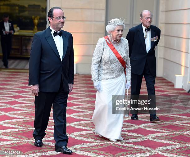 Queen Elizabeth ll, French President Francois Hollande and Prince Philip, Duke of Edinburgh arrive for a State Banquet at the Elysee Palace on June...