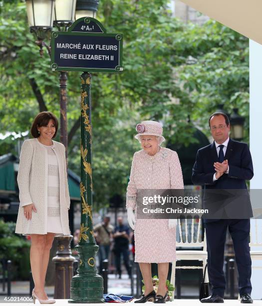 Anne Hidalgo Mayor of Paris and Francois Hollande President of France flank Queen Elizabeth II as she unveils a sign renaming Paris Flower Market on...