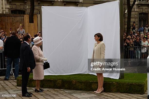 Queen Elizabeth II, French President Francois Hollande and Paris Mayor Anne Hidalgo unveil 'Open Book' by British artist Diane Maclean, offered to...