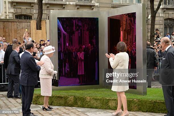 Queen Elizabeth II, French President Francois Hollande and Paris Mayor Anne Hidalgo unveil 'Open Book' by British artist Diane Maclean, offered to...