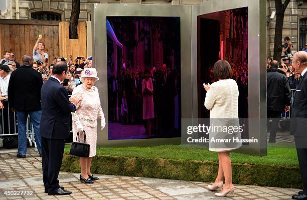 Queen Elizabeth II, French President Francois Hollande and Paris Mayor Anne Hidalgo unveil 'Open Book' by British artist Diane Maclean, offered to...