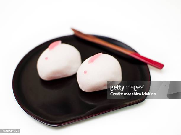 rabbit-shaped wagashi - 皿　和 ストックフォ�トと画像