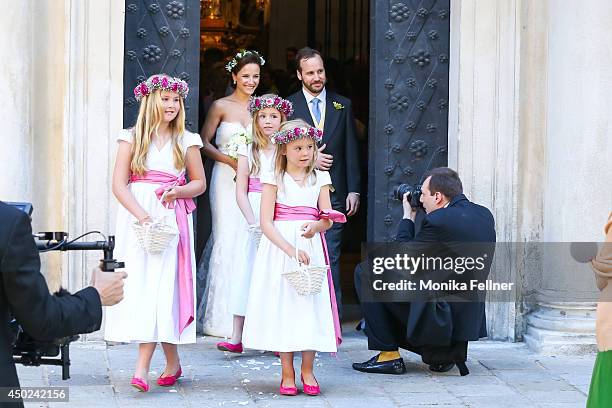 June 07: Juan Zorreguieta and Andrea Wolf, with flowers girls Catharina-Amalia, Princess of Orange, Princess Alexia of the Netherlands, and Princess...