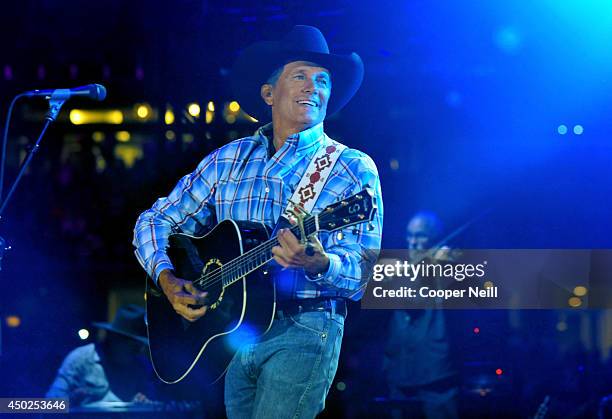 George Strait Riding 553 George Strait Cowboy Rides Away Concert Stock Photos, High-Res ...