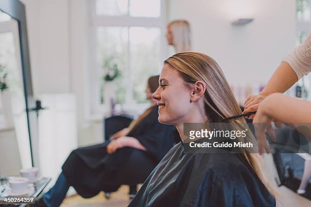 girl getting new haircut - coiffeur photos et images de collection