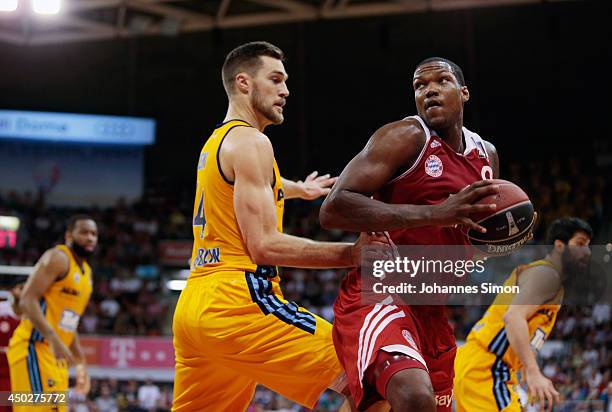 Deon Thompson of Muenchen fights for the ball with Levon Kendall of Berlin during theBeko BBL Playoff Final Game 1 between FC Bayern Muenchen and...