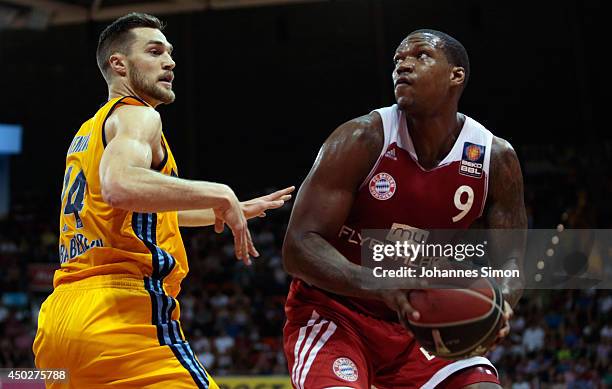 Deon Thompson of Muenchen fights for the ball with Levon Kendall of Berlin during theBeko BBL Playoff Final Game 1 between FC Bayern Muenchen and...