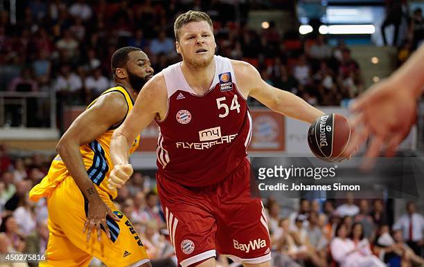 John Bryant of Muenchen fights for the ball with Reggie Redding of Berlin during theBeko BBL Playoff Final Game 1 between FC Bayern Muenchen and ALBA...