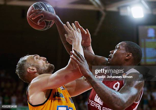 Deon Thompson of Muenchen fights for the ball with Sven Schultze of Berlin during the Beko BBL Playoff Final Game 1 between FC Bayern Muenchen and...