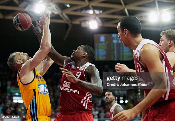 Deon Thompson of Muenchen fights for the ball with Sven Schultze of Berlin during the Beko BBL Playoff Final Game 1 between FC Bayern Muenchen and...
