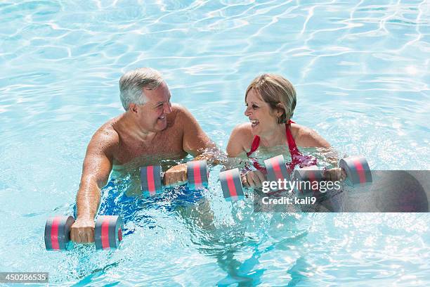 älteres paar, die wasser-aerobic - aquarobics stock-fotos und bilder