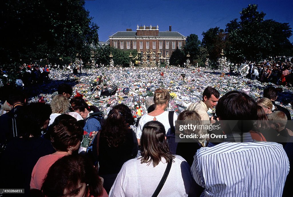 Kensington Palace mourners after the death of Diana, Princess of Wales