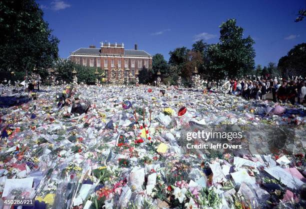 Kensington Palace surrounded by flowers after the death of Diana, Princess of Wales - General view of flower tributes left outside the gates of...