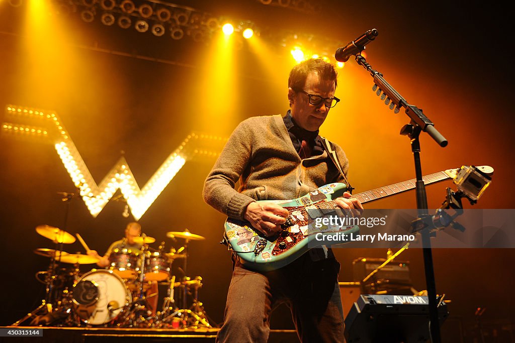 Weezer Performs At Hard Rock Live!