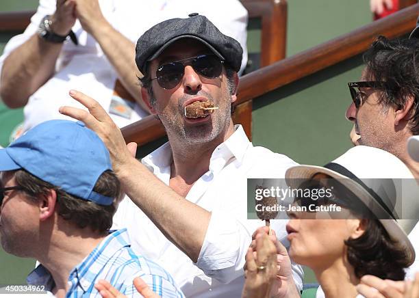 Jean Dujardin, eating an ice cream attends the men's final of the French Open 2014 held at Roland-Garros stadium on June 8, 2014 in Paris, France.