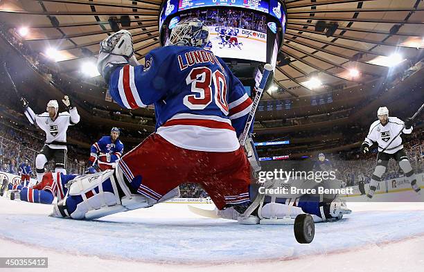 Jeff Carter of the Los Angeles Kings scores on Henrik Lundqvist of the New York Rangers during the first period of Game Three of the 2014 NHL Stanley...