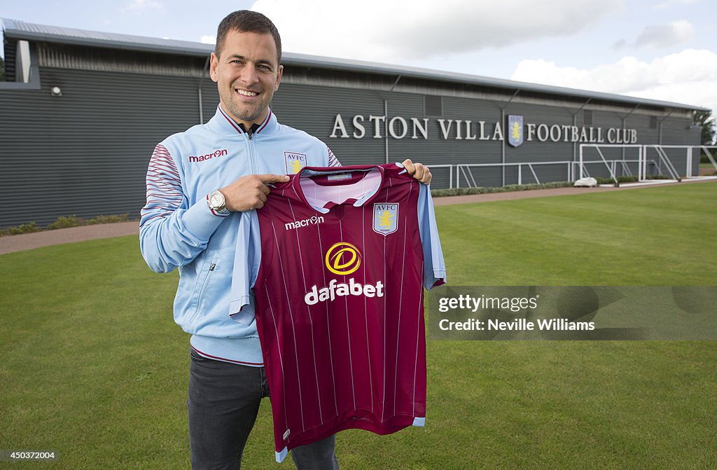 Aston Villa Sign Joe Cole