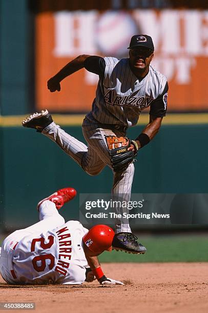 Tony Womack of the Arizona Diamondbacks fields against Eli Marrero of the St. Louis Cardinals at Busch Stadium on September 25, 2002 in St. Louis,...